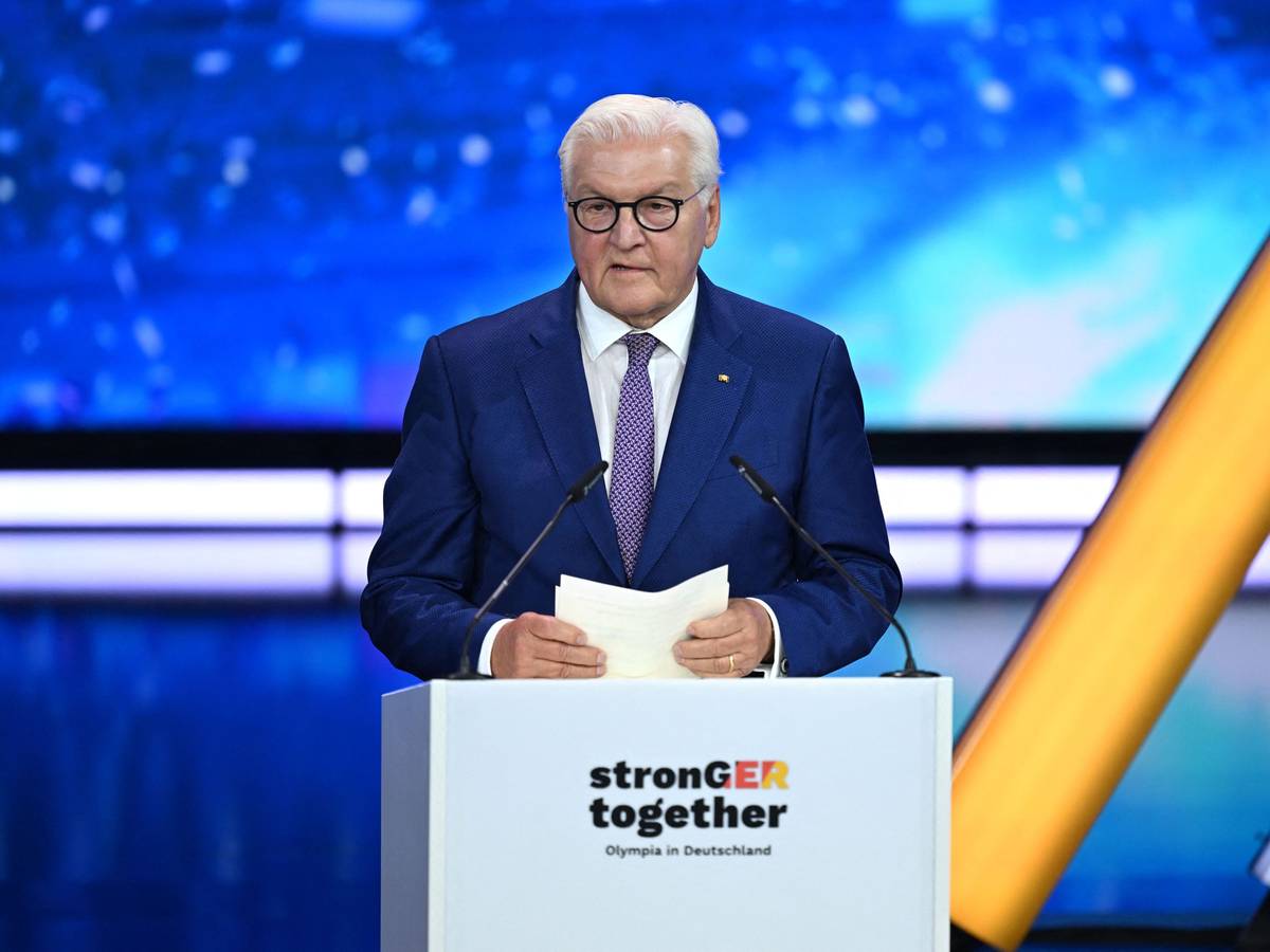 Bundespräsident Frank-Walter Steinmeier spricht auf der Bühne bei der außerordentlichen DOSB-Mitgliederversammlung zur Wahl des deutschen Olympia-Bewerbers für 2036, 2040 oder 2044.