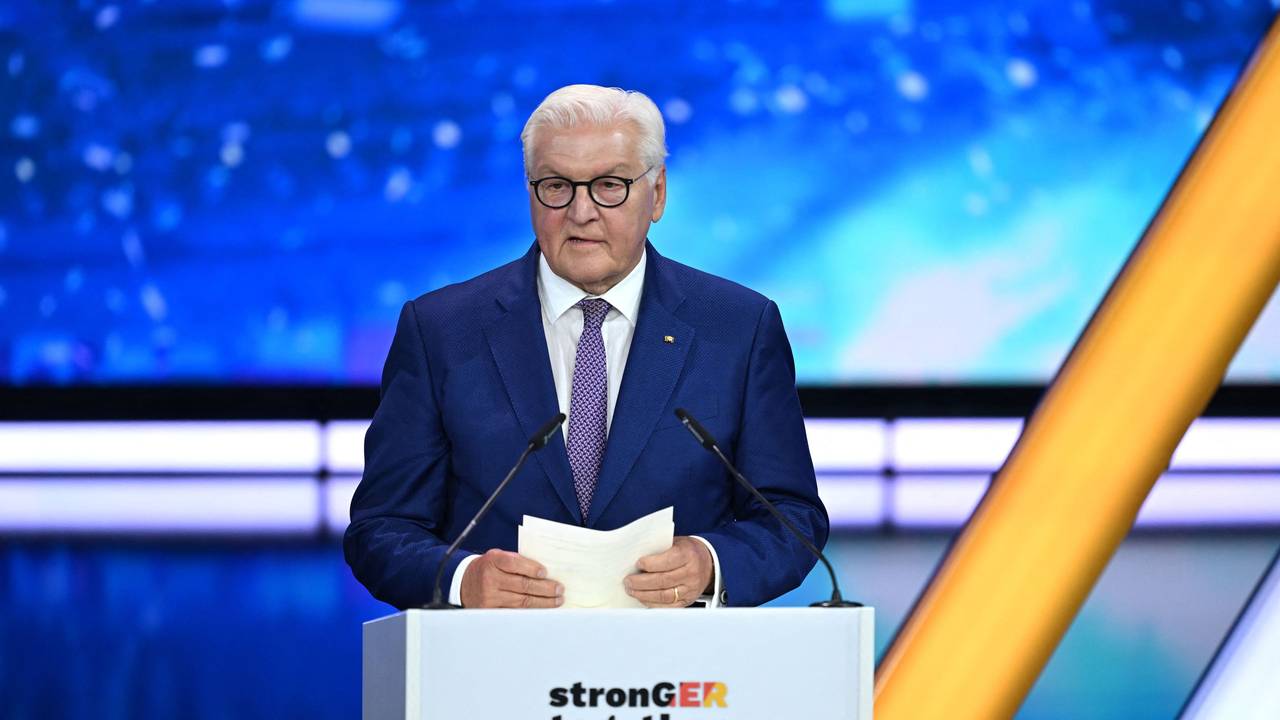 Bundespräsident Frank-Walter Steinmeier spricht auf der Bühne bei der außerordentlichen DOSB-Mitgliederversammlung zur Wahl des deutschen Olympia-Bewerbers für 2036, 2040 oder 2044.