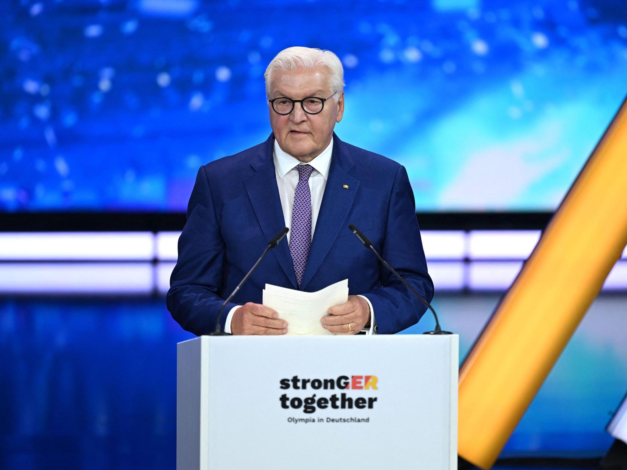 Bundespräsident Frank-Walter Steinmeier spricht auf der Bühne bei der außerordentlichen DOSB-Mitgliederversammlung zur Wahl des deutschen Olympia-Bewerbers für 2036, 2040 oder 2044.