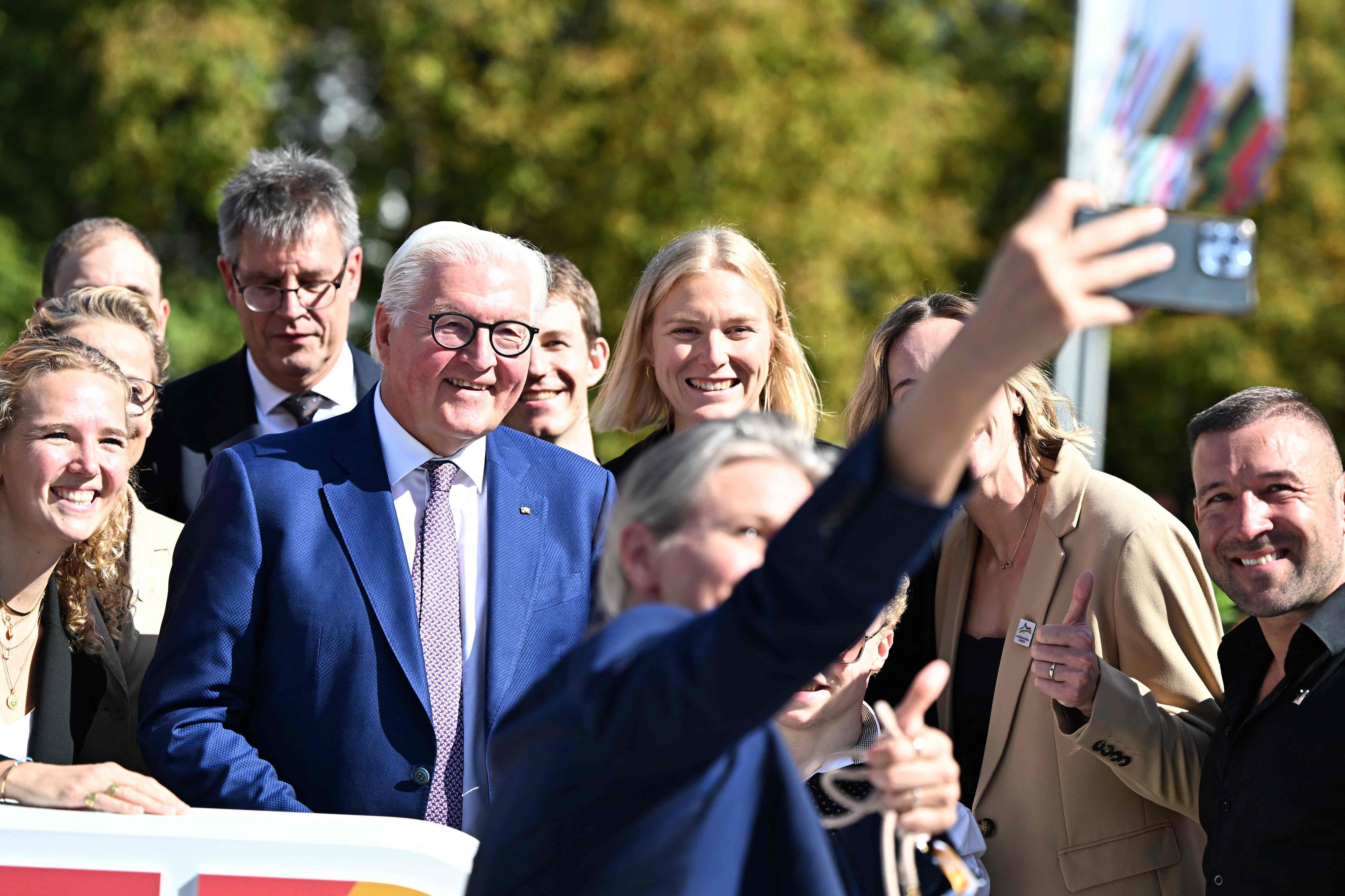 Bundespräsident Frank-Walter Steinmeier (Mitte) ist in Baden-Baden eingetroffen. Er soll das Ergebnis der Abstimmung verkünden.