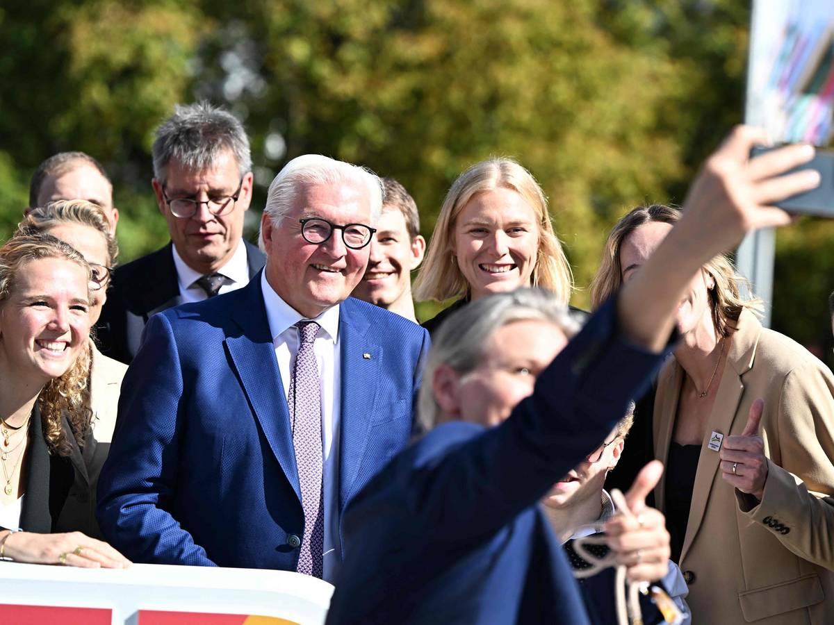 Bundespräsident Frank-Walter Steinmeier (Mitte) ist in Baden-Baden eingetroffen. Er soll das Ergebnis der Abstimmung verkünden.