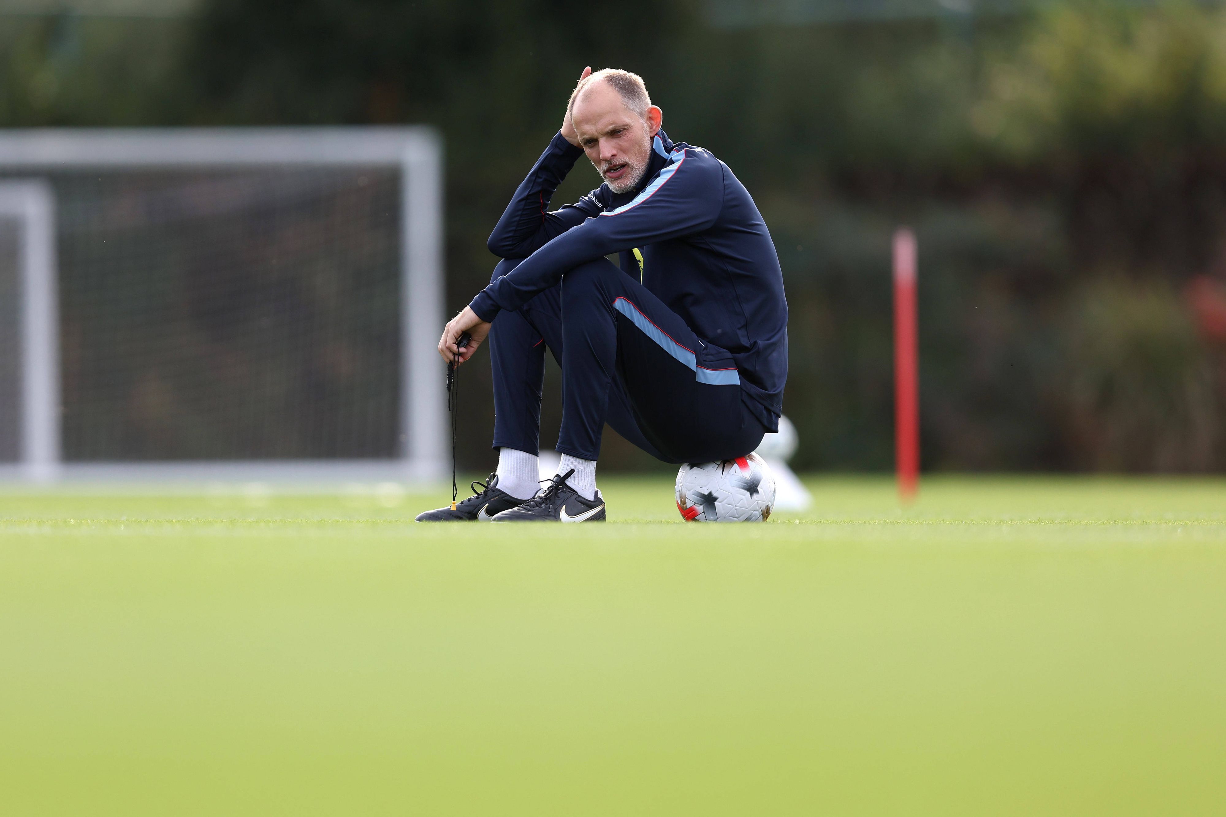 Thomas Tuchel sitzt beim Training auf einem Ball.