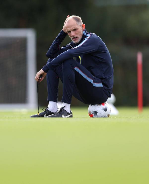 Thomas Tuchel sitzt beim Training auf einem Ball.