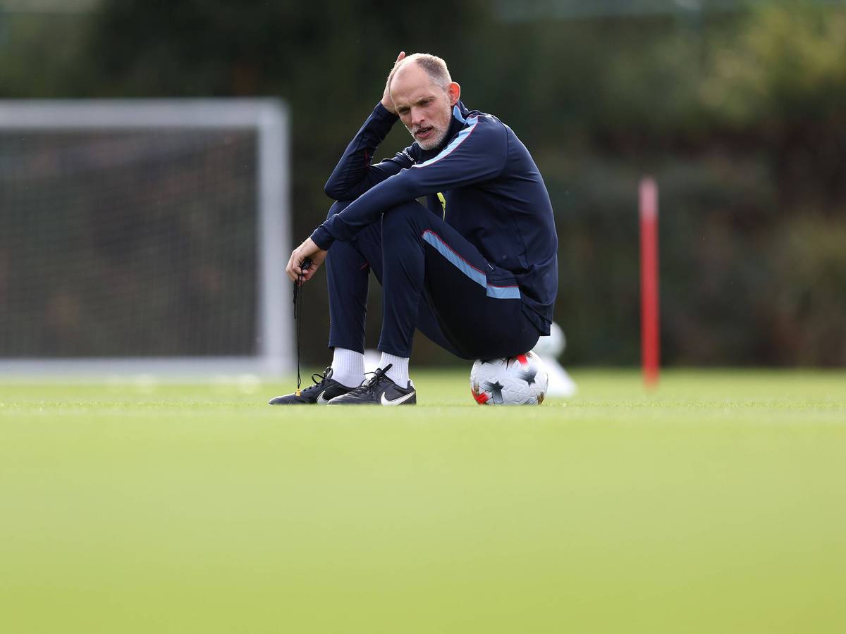 Thomas Tuchel sitzt beim Training auf einem Ball.