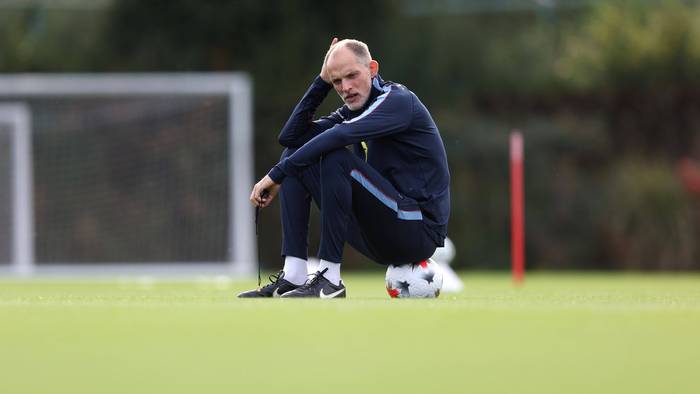 Thomas Tuchel sitzt beim Training auf einem Ball.