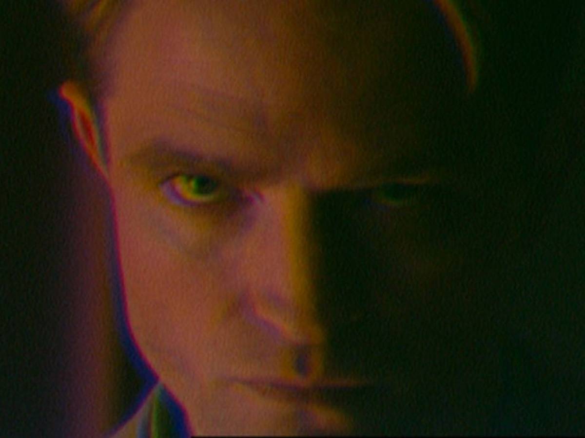 Robert Pattinson spielt die Hauptrolle im Thriller „Primetime“, der die Geschichte der umstrittenen Reality-Sendung „To Catch A Predator“ nacherzählt. (Bild: Leonine Studios)