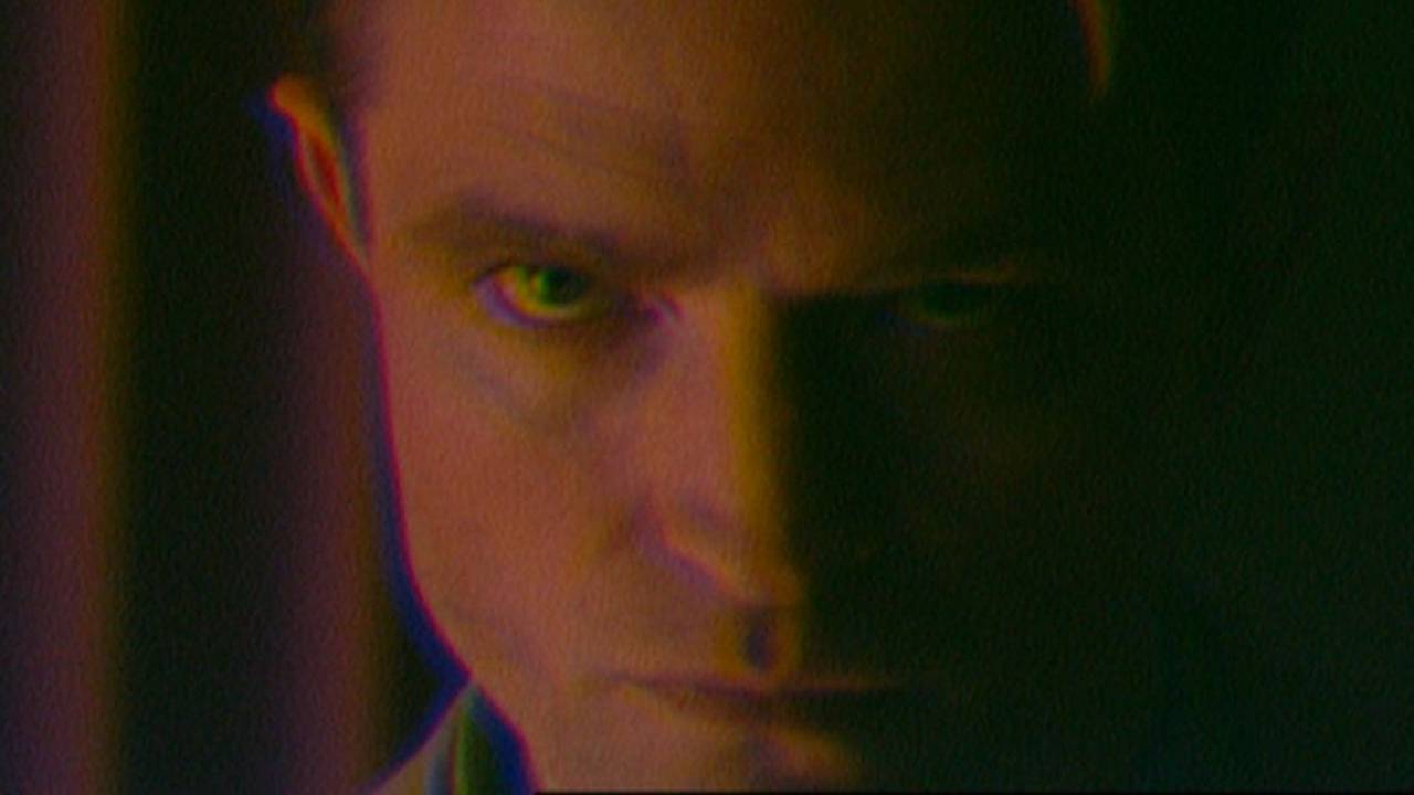 Robert Pattinson spielt die Hauptrolle im Thriller „Primetime“, der die Geschichte der umstrittenen Reality-Sendung „To Catch A Predator“ nacherzählt. (Bild: Leonine Studios)