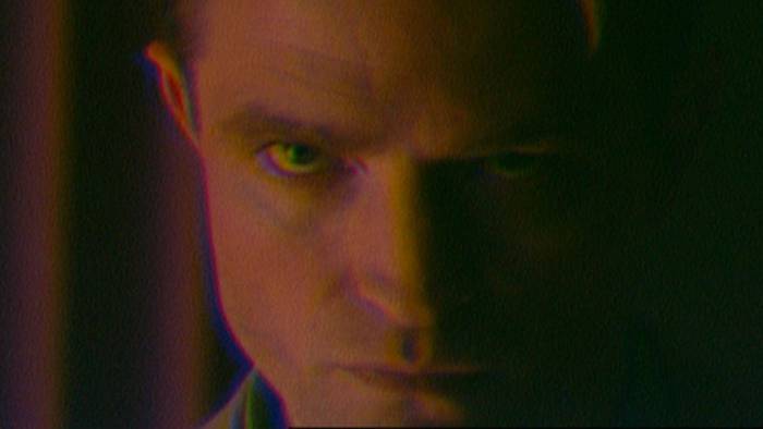 Robert Pattinson spielt die Hauptrolle im Thriller „Primetime“, der die Geschichte der umstrittenen Reality-Sendung „To Catch A Predator“ nacherzählt. (Bild: Leonine Studios)
