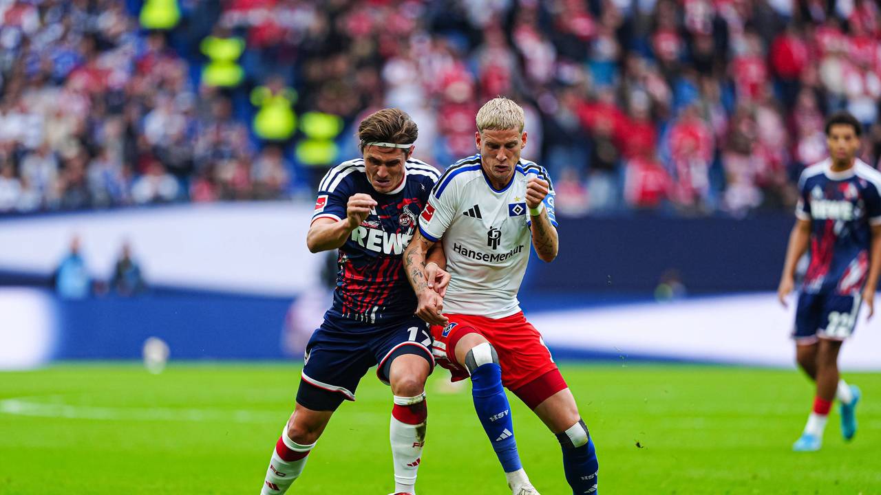 Albert Grönbaek und Alessio Castro-Montes im Zweikampf.