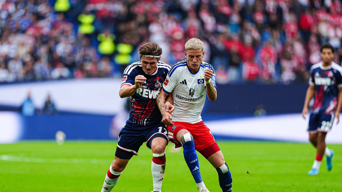 Albert Grönbaek und Alessio Castro-Montes im Zweikampf.