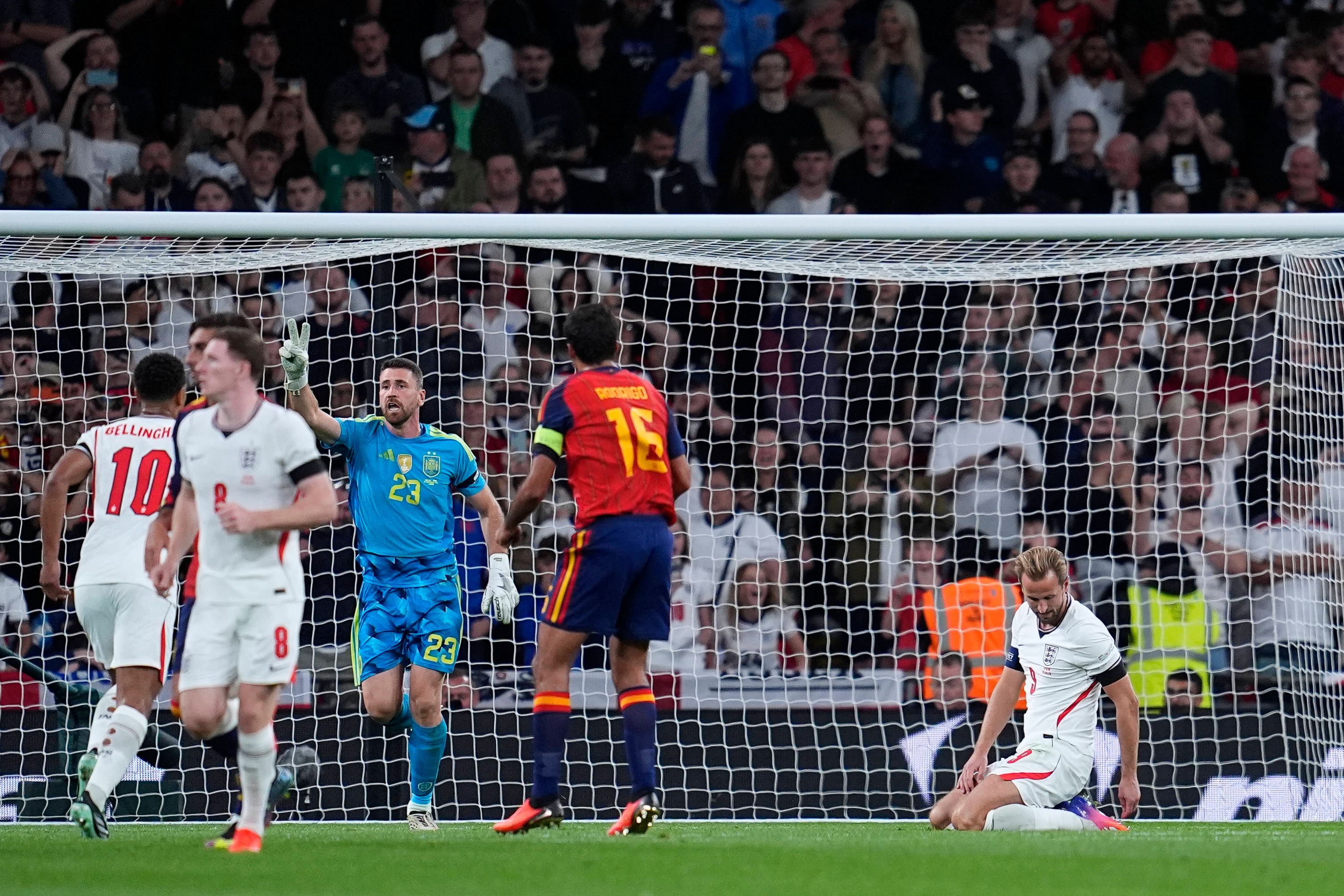 Harry Kane kniet auf dem Boden nach seinem verschossenen Elfmeter.