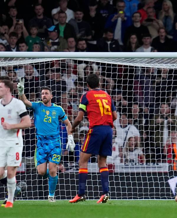 Harry Kane kniet auf dem Boden nach seinem verschossenen Elfmeter.