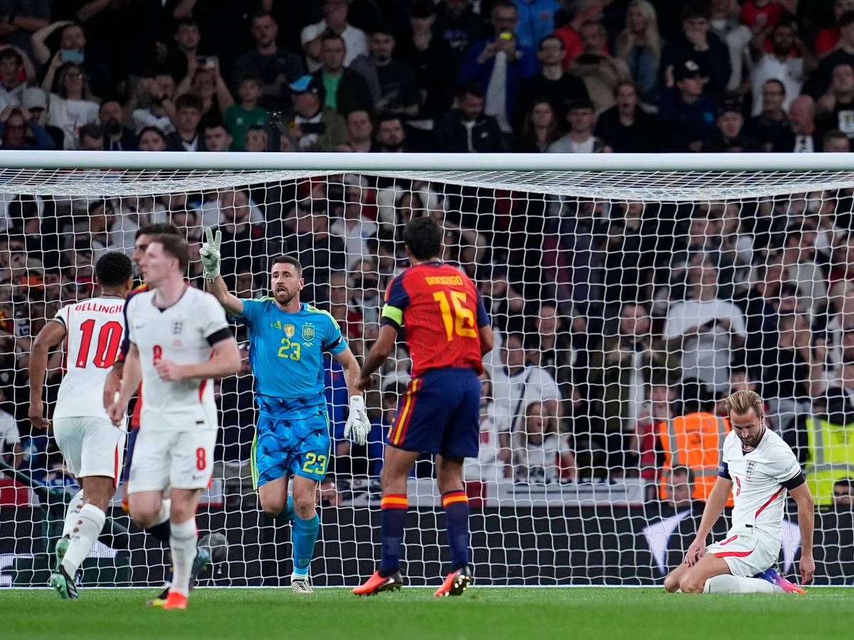 Harry Kane kniet auf dem Boden nach seinem verschossenen Elfmeter.