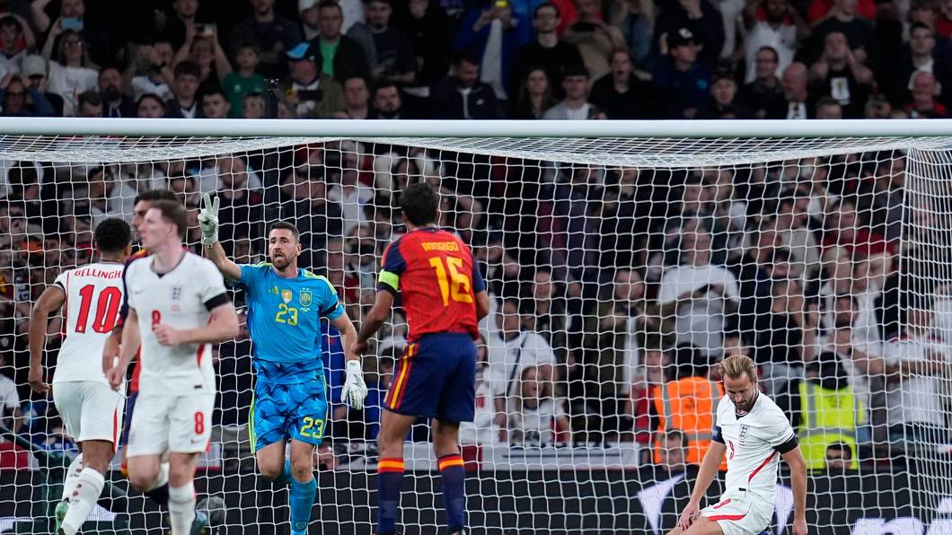 Harry Kane kniet auf dem Boden nach seinem verschossenen Elfmeter.