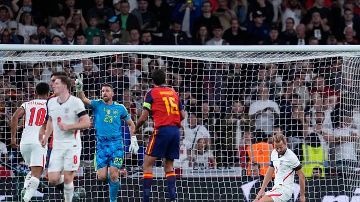 Harry Kane kniet auf dem Boden nach seinem verschossenen Elfmeter.