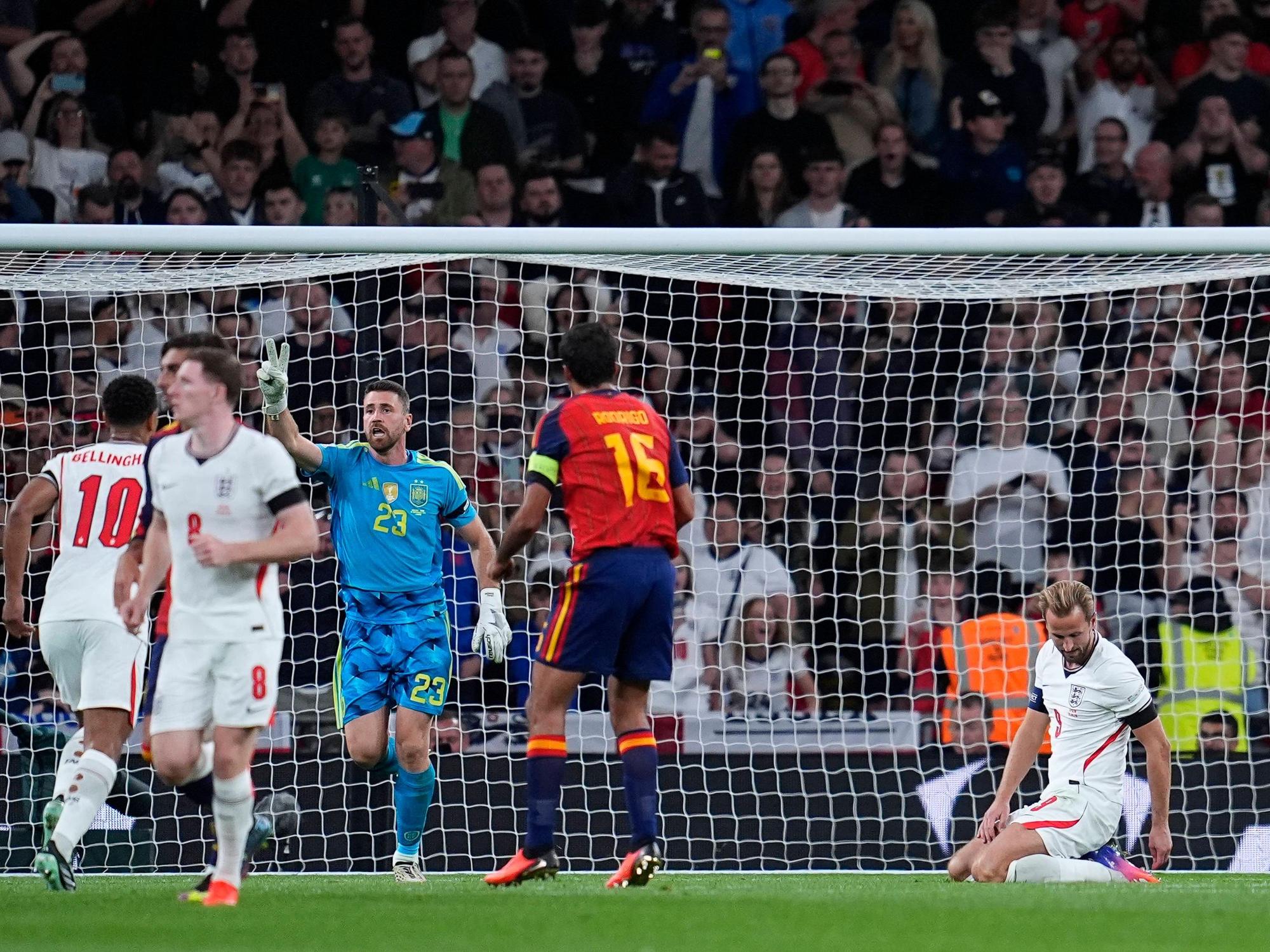 Harry Kane kniet auf dem Boden nach seinem verschossenen Elfmeter.