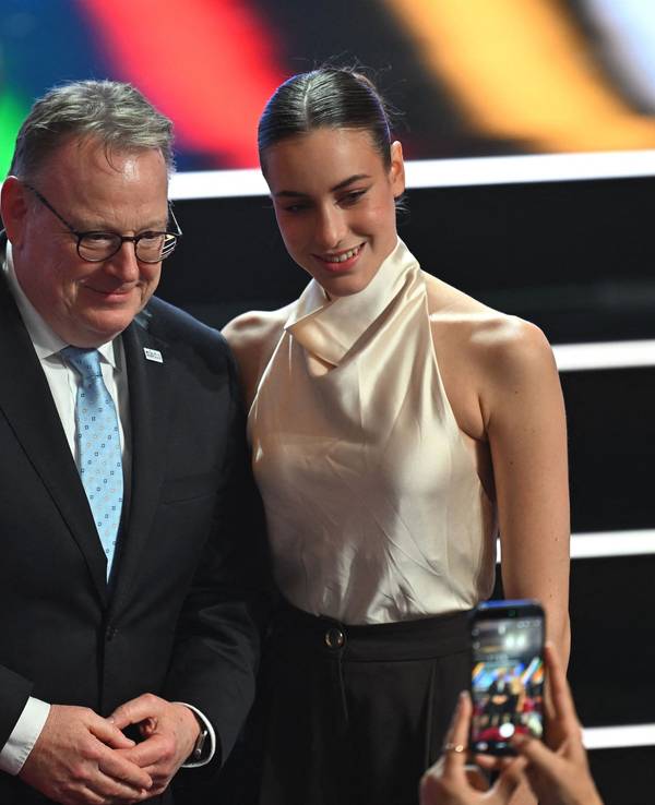 Torsten Burmester (SPD), Oberbürgermeister von Köln, zusammen mit Darja Varfolomeev, Olympiasiegerin der rhythmischen Sportgymnastik, in Baden-Baden.