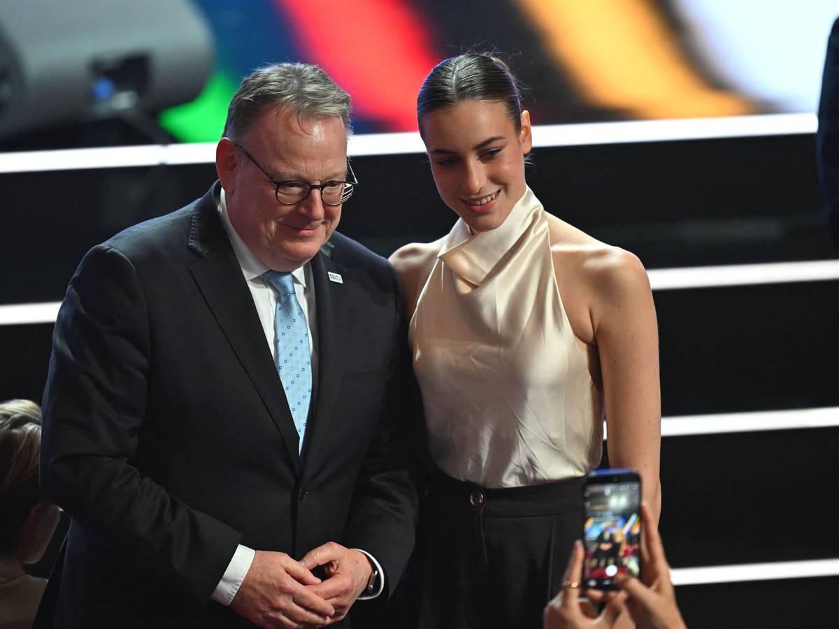 Kölns OB Torsten Burmester (SPD) und Darja Varfolomeev, Olympiasiegerin der rhythmischen Sportgymnastik, in Baden-Baden.