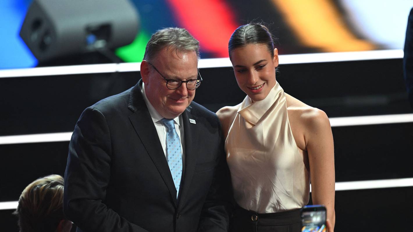 Torsten Burmester (SPD), Oberbürgermeister von Köln, zusammen mit Darja Varfolomeev, Olympiasiegerin der rhythmischen Sportgymnastik, in Baden-Baden.