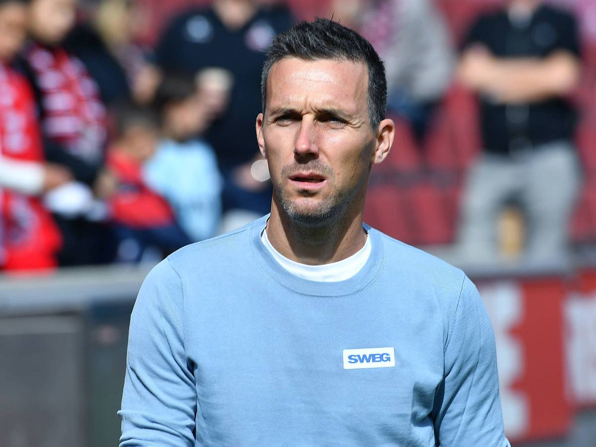 Christian Eichner als Trainer im Stadion.