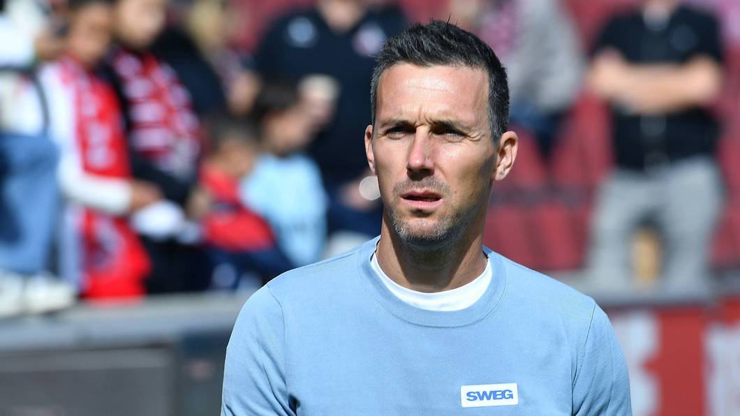 Christian Eichner als Trainer im Stadion.