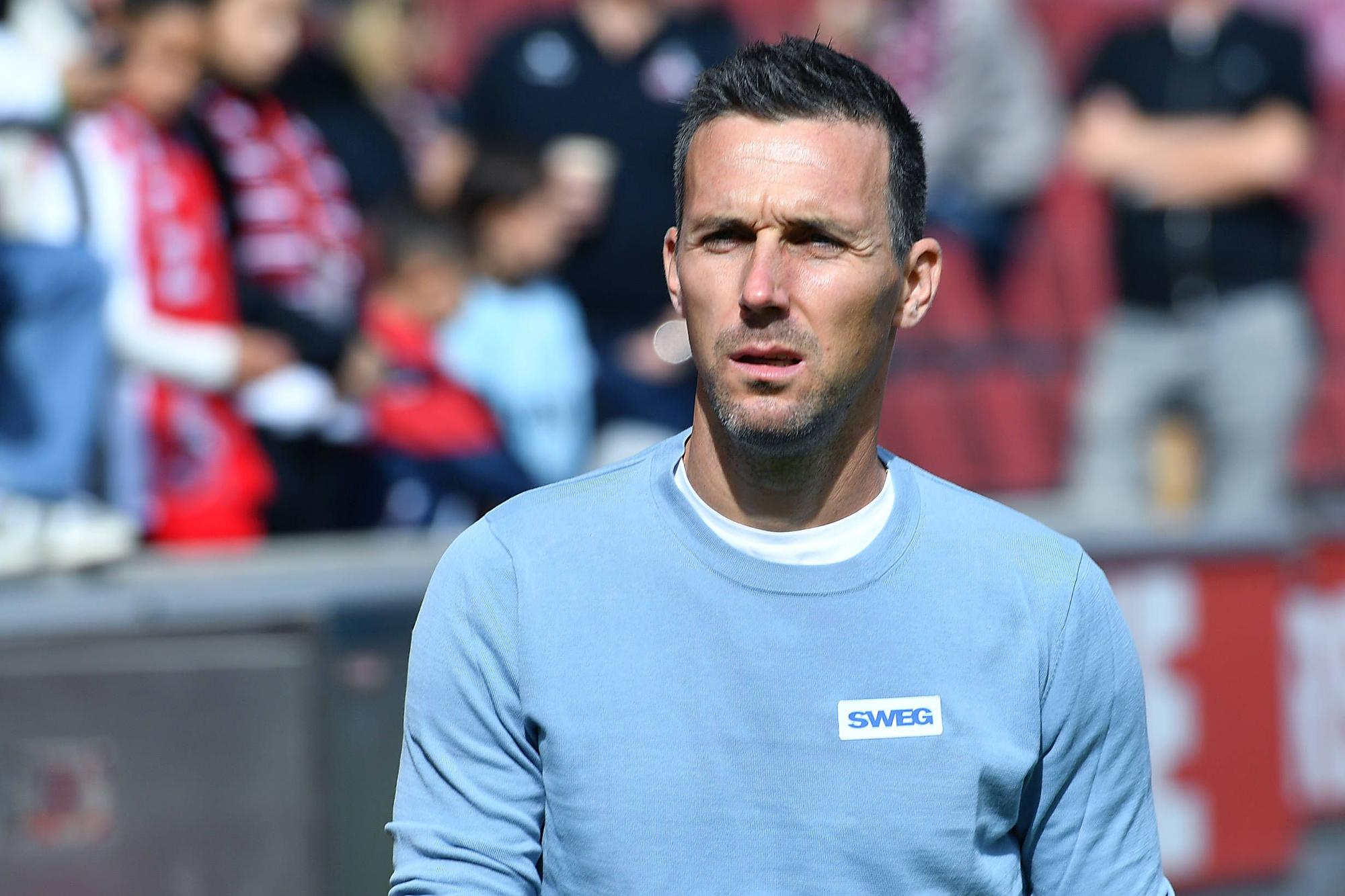 Christian Eichner als Trainer im Stadion.