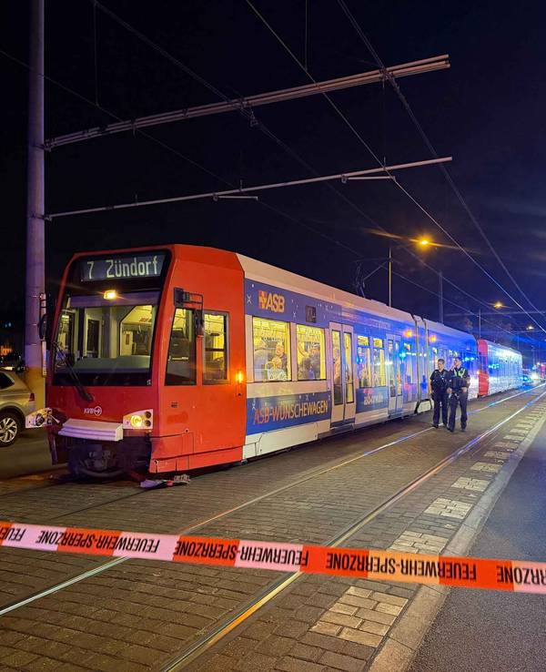 Die Polizei hat eine Unfallstelle in Köln mit Flatterband abgesperrt, davor steht eine Bahn der Linie 7.