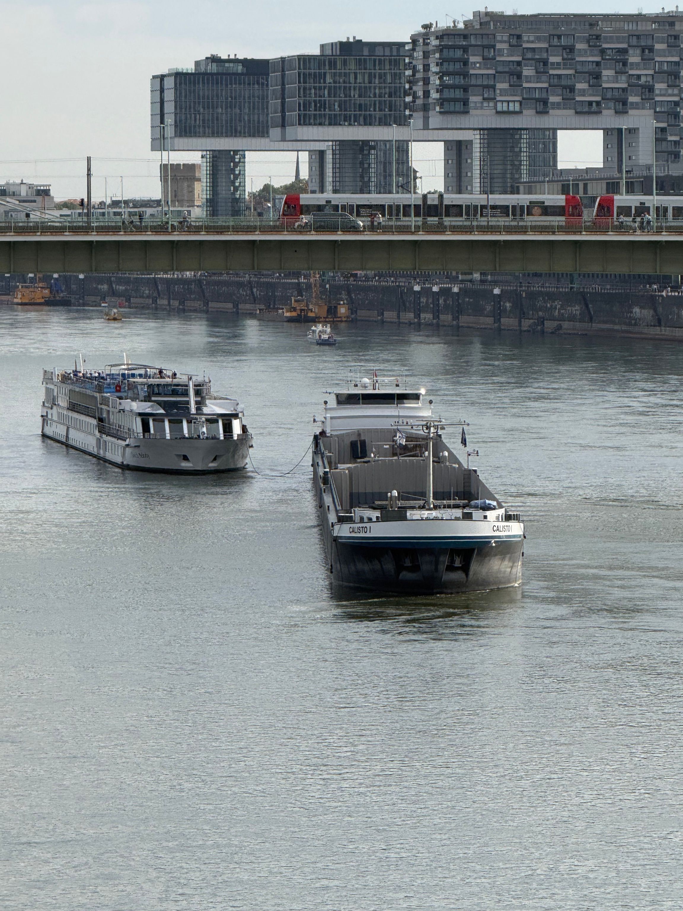 Ein Schiff schleppt ein anderes frei.