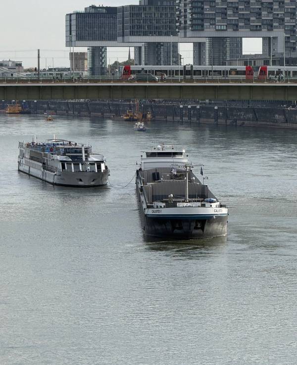Ein Schiff schleppt ein anderes frei.