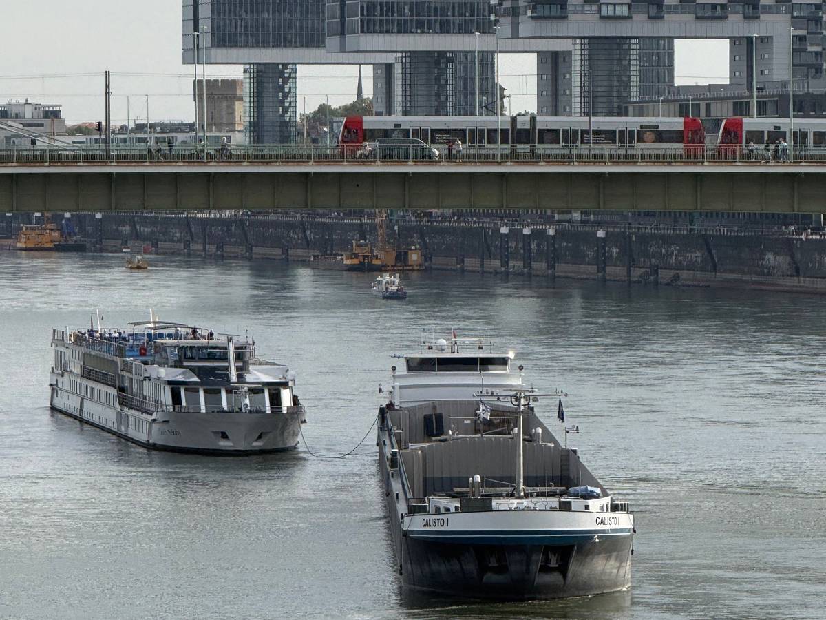 Ein Schiff schleppt ein anderes frei.