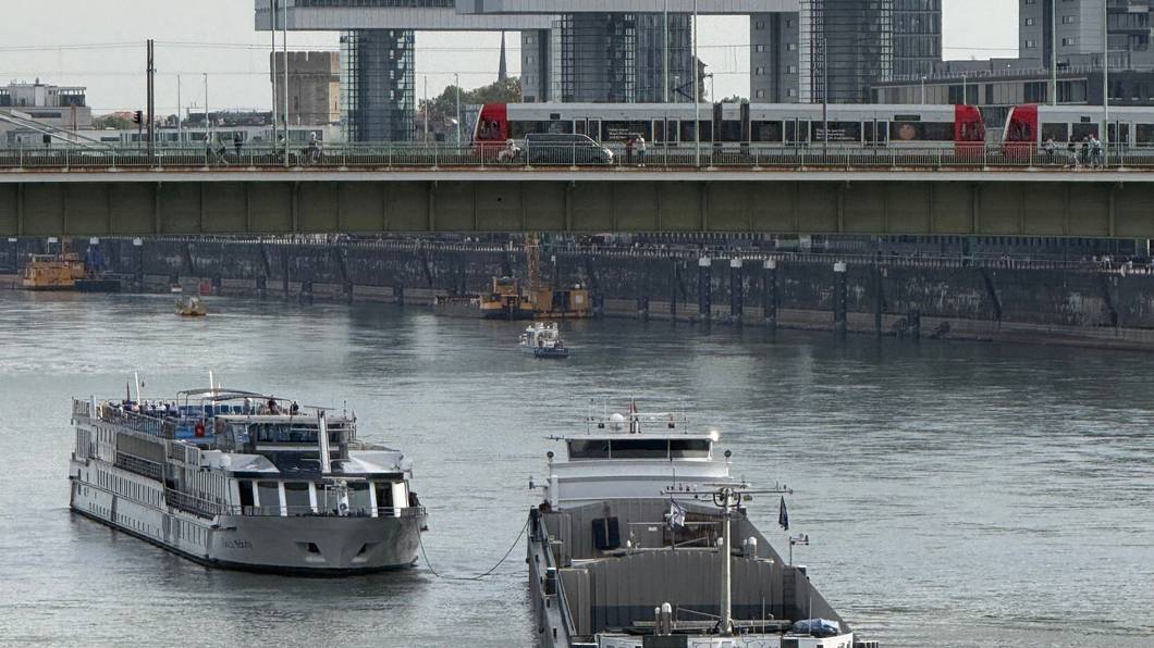 Ein Schiff schleppt ein anderes frei.