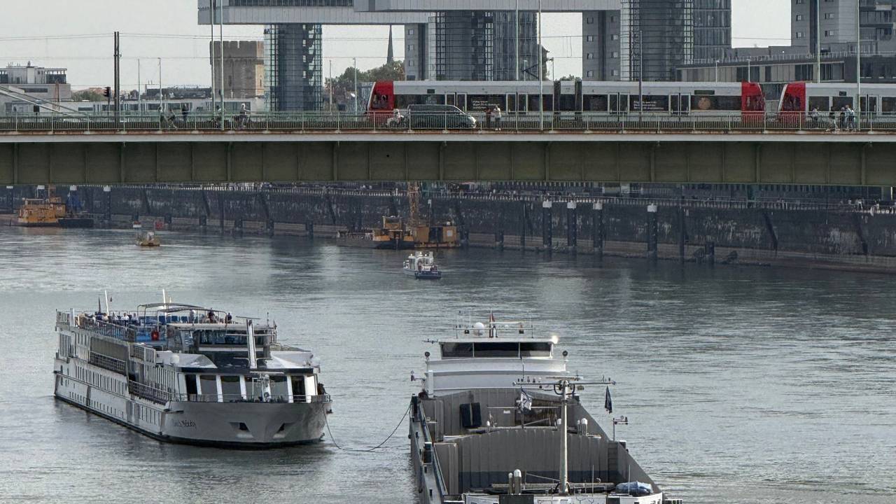 Ein Schiff schleppt ein anderes frei.