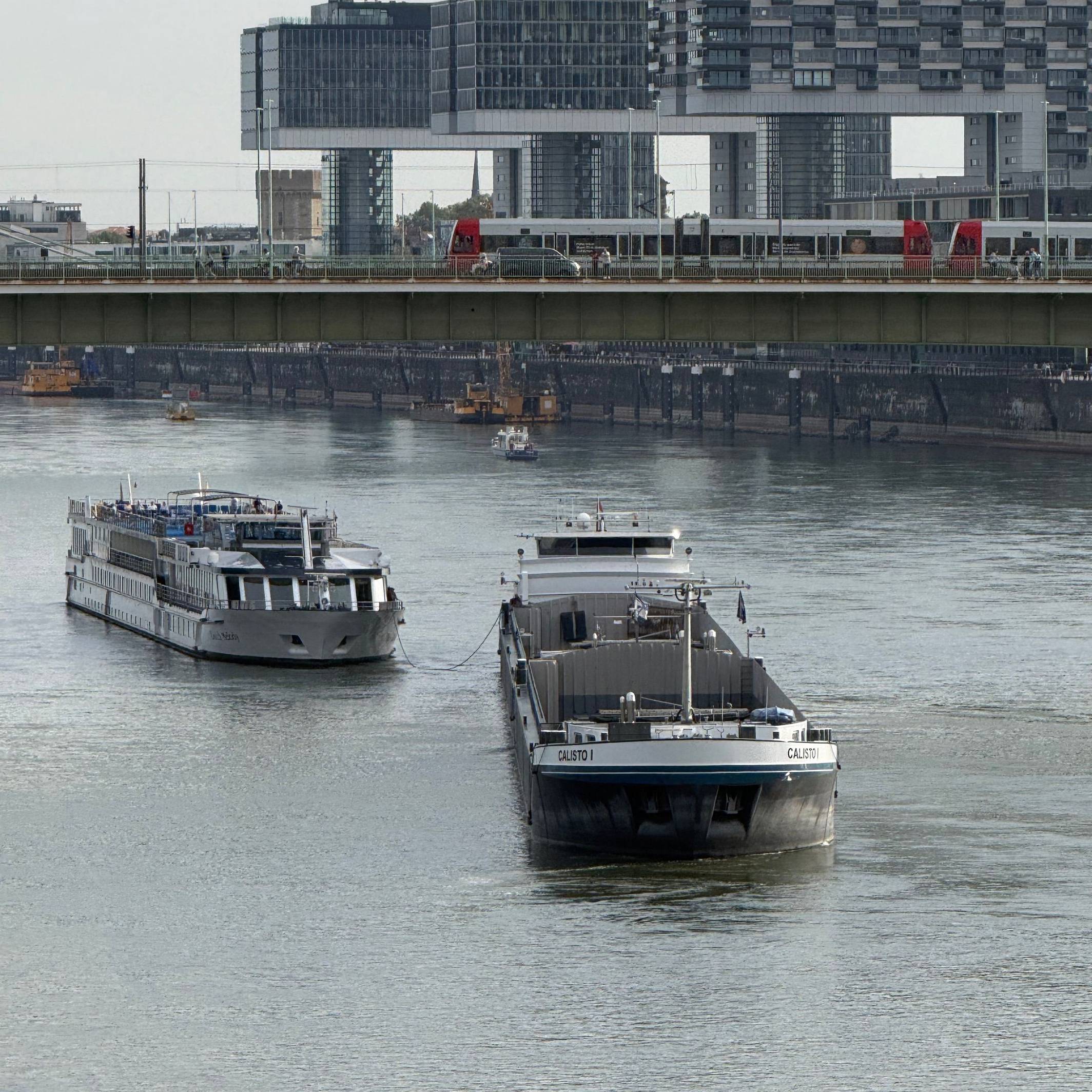 Ein Schiff schleppt ein anderes frei.