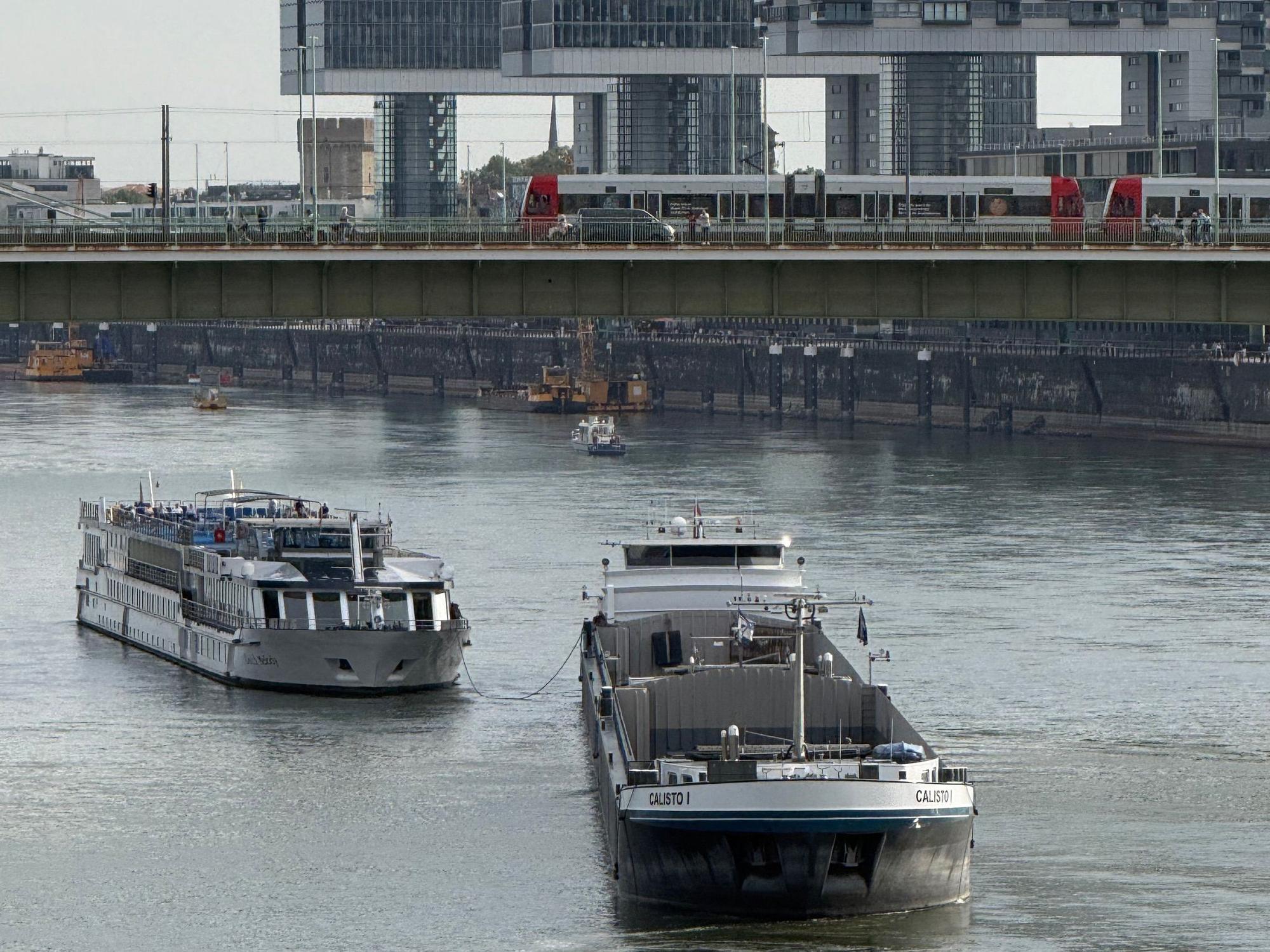 Ein Schiff schleppt ein anderes frei.