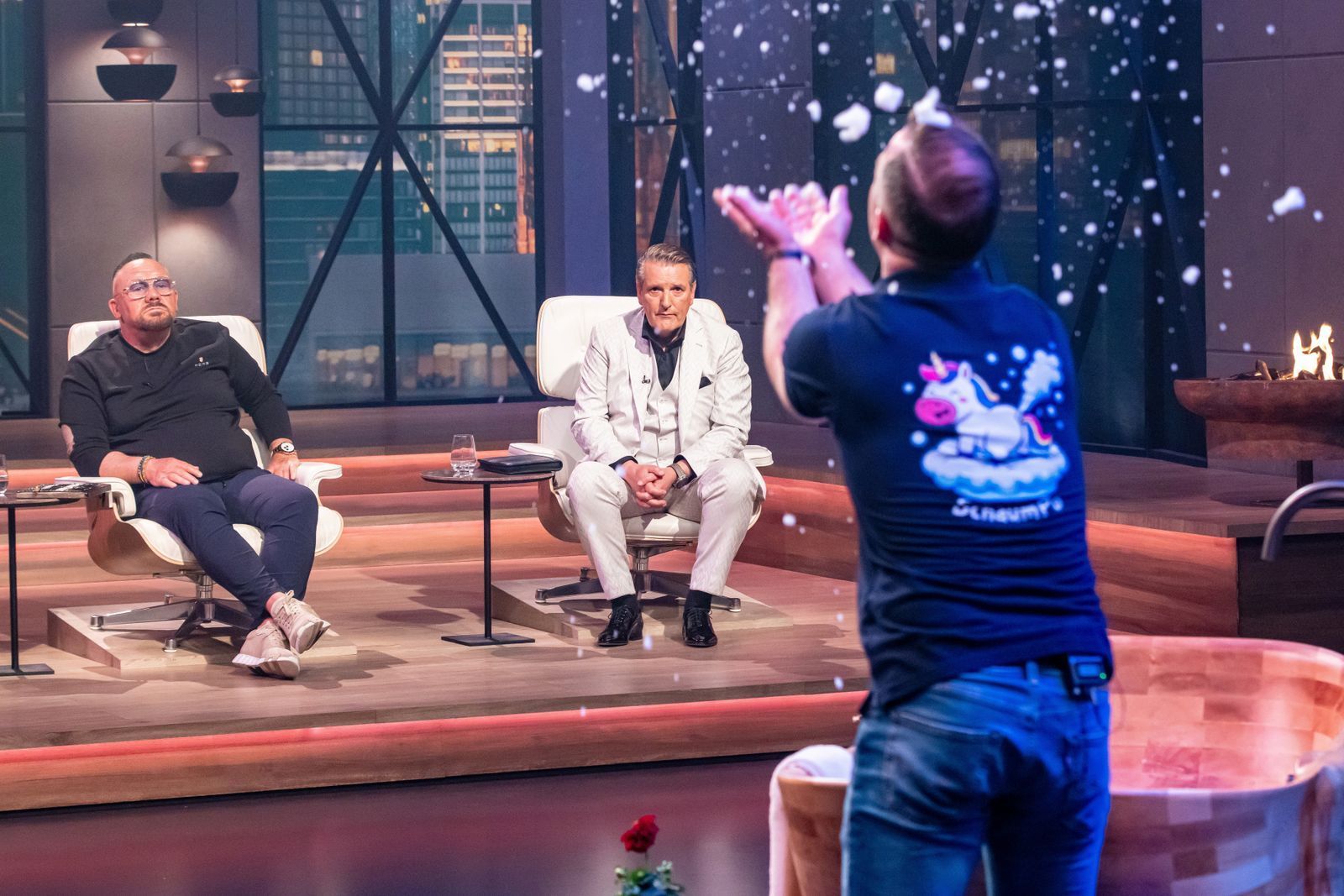 Ein letzter Versuch: Sebastian Wild präsentiert vergebens den produzierten Schaum. (Bild: RTL / Bernd-Michael Maurer)
