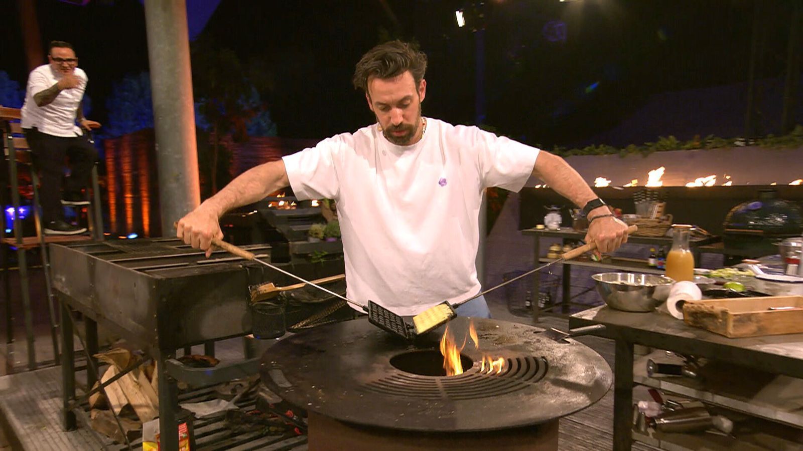 Jan Köppen versuchte sich im Dessert (“Belgische Waffel mit Schokolade, Kichererbsen und Apfel“) gegen Henssler. Beide Köche hatten mit dem zu wenig heißen Grill zu kämpfen. (Bild: RTL)