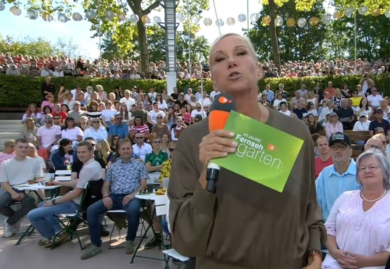 Moderatorin Andrea Kiewel feierte mit dem Publikum auf dem Mainzer Lerchenberg den Abschluss des Fernsehgarten-Jahres 2026.