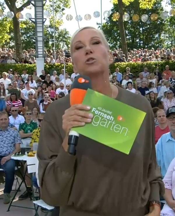 Moderatorin Andrea Kiewel feierte mit dem Publikum auf dem Mainzer Lerchenberg den Abschluss des Fernsehgarten-Jahres 2026.