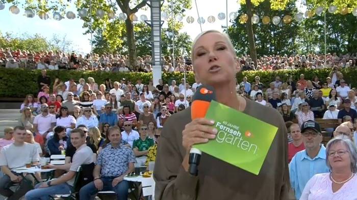 Moderatorin Andrea Kiewel feierte mit dem Publikum auf dem Mainzer Lerchenberg den Abschluss des Fernsehgarten-Jahres 2026.