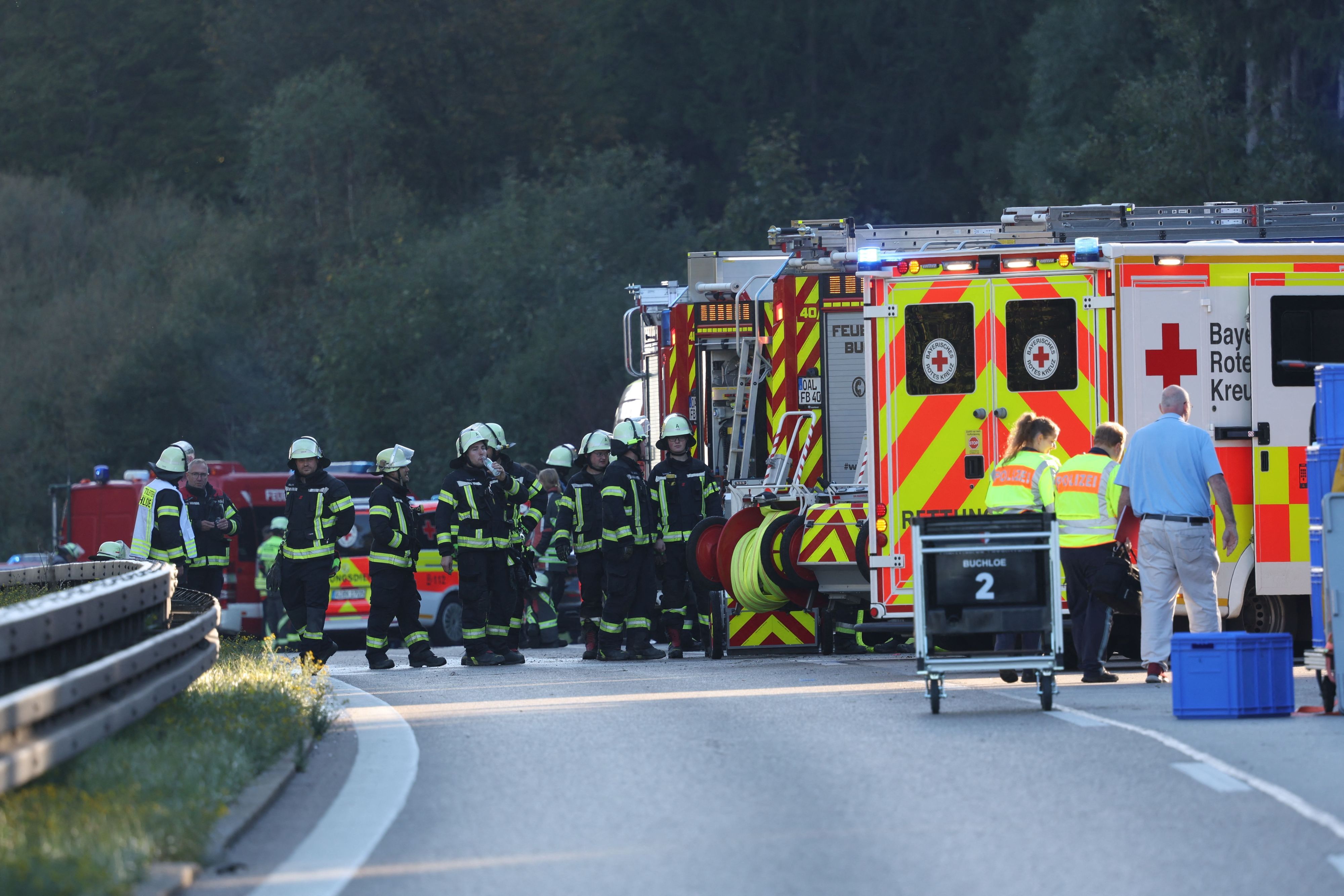 Rettungsdienste und Feuerwehr stehen in der Nähe der Unfallstelle bei Buchloe-Ost, wo ein Reisebus auf der A96 umgekippt ist. Zwei Menschen seien dabei ums Leben gekommen, mehrere Menschen verletzt worden, sagte ein Polizeisprecher der Deutschen Presse-Agentur.