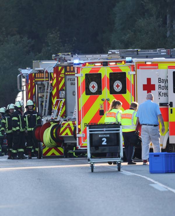 Rettungsdienste und Feuerwehr stehen in der Nähe der Unfallstelle bei Buchloe-Ost, wo ein Reisebus auf der A96 umgekippt ist. Zwei Menschen seien dabei ums Leben gekommen, mehrere Menschen verletzt worden, sagte ein Polizeisprecher der Deutschen Presse-Agentur.