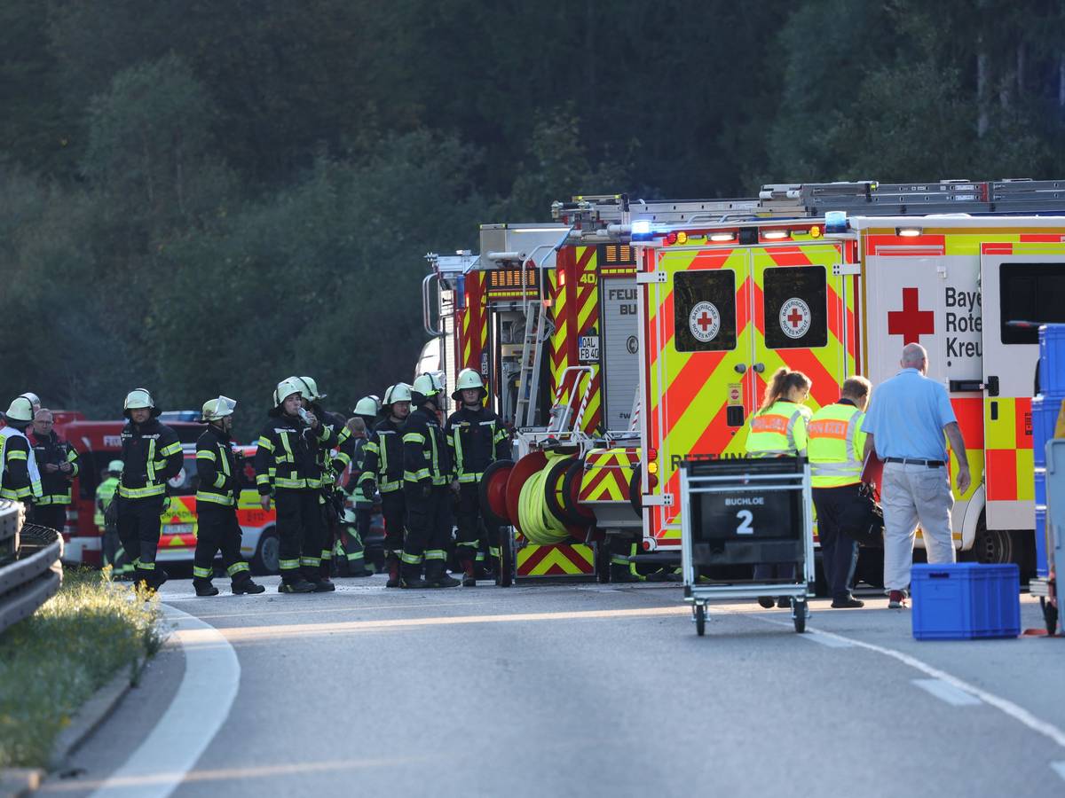 Rettungsdienste und Feuerwehr stehen in der Nähe der Unfallstelle bei Buchloe-Ost, wo ein Reisebus auf der A96 umgekippt ist. Zwei Menschen seien dabei ums Leben gekommen, mehrere Menschen verletzt worden, sagte ein Polizeisprecher der Deutschen Presse-Agentur.