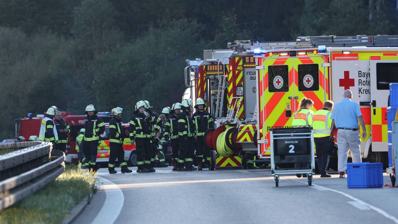 Rettungsdienste und Feuerwehr stehen in der Nähe der Unfallstelle bei Buchloe-Ost, wo ein Reisebus auf der A96 umgekippt ist. Zwei Menschen seien dabei ums Leben gekommen, mehrere Menschen verletzt worden, sagte ein Polizeisprecher der Deutschen Presse-Agentur.