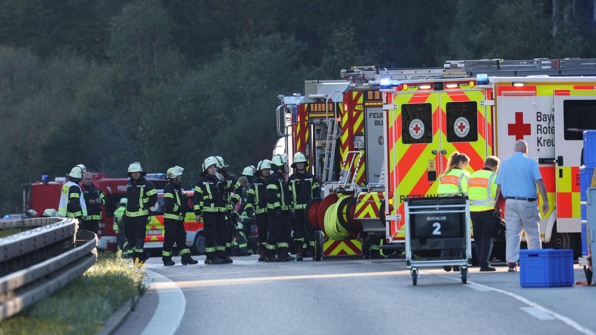 Rettungsdienste und Feuerwehr stehen in der Nähe der Unfallstelle bei Buchloe-Ost, wo ein Reisebus auf der A96 umgekippt ist.