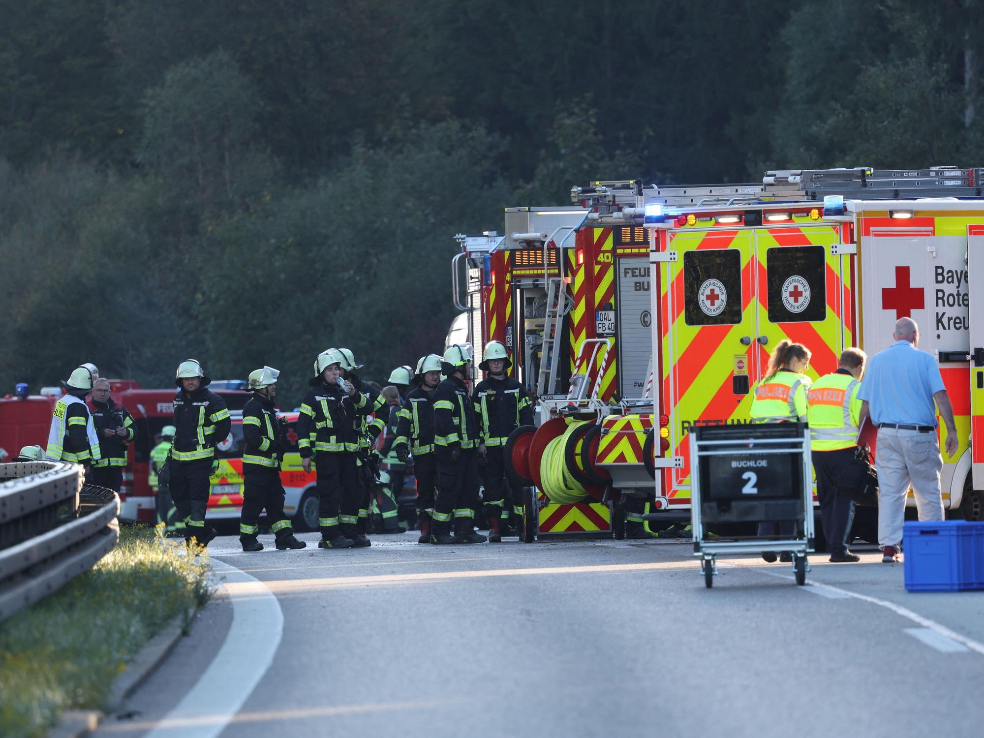 Rettungsdienste und Feuerwehr stehen in der Nähe der Unfallstelle bei Buchloe-Ost, wo ein Reisebus auf der A96 umgekippt ist. Zwei Menschen seien dabei ums Leben gekommen, mehrere Menschen verletzt worden, sagte ein Polizeisprecher der Deutschen Presse-Agentur.
