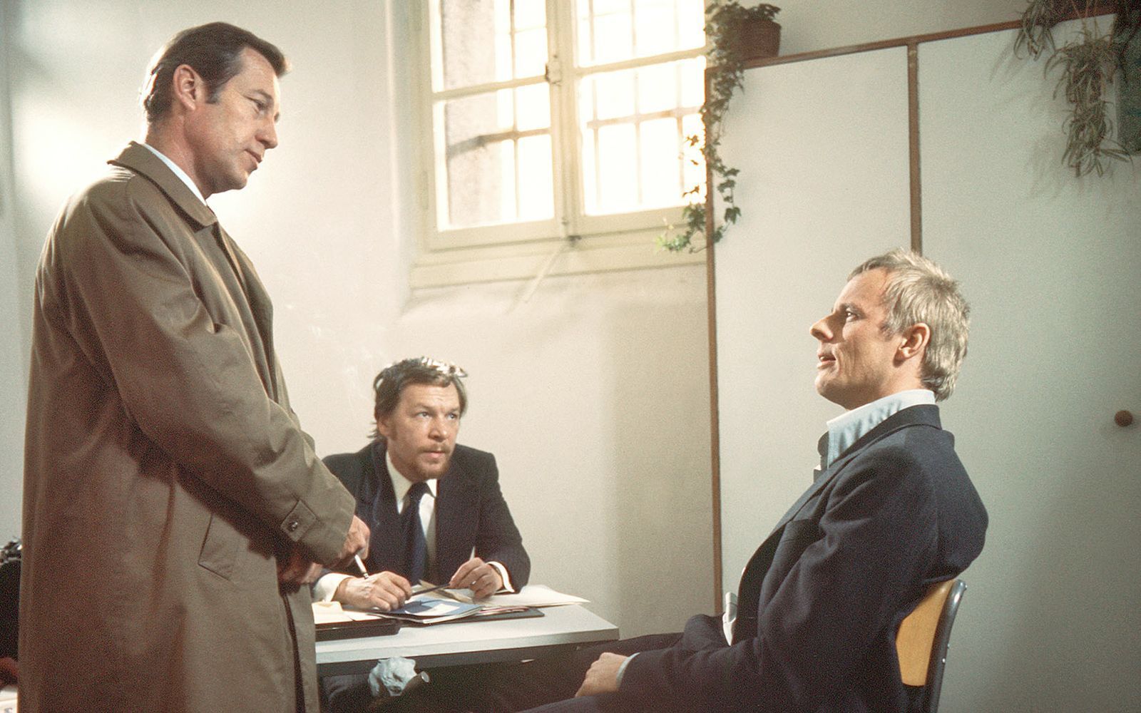 Kommissar Haferkamp (Hansjörg Felmy, links) verhört Dr. Kürschner (Rolf Becker, rechts). (Bild: WDR)