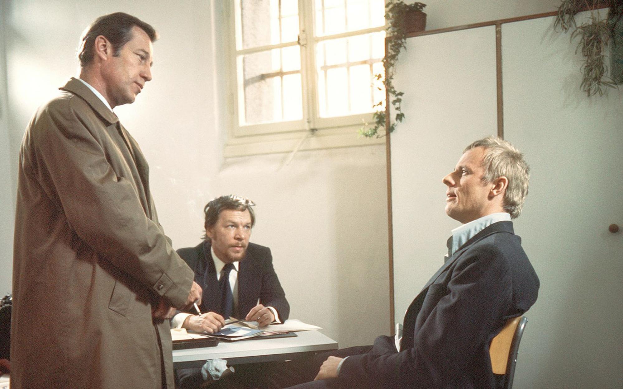 Kommissar Haferkamp (Hansjörg Felmy, links) verhört Dr. Kürschner (Rolf Becker, rechts). (Bild: WDR)