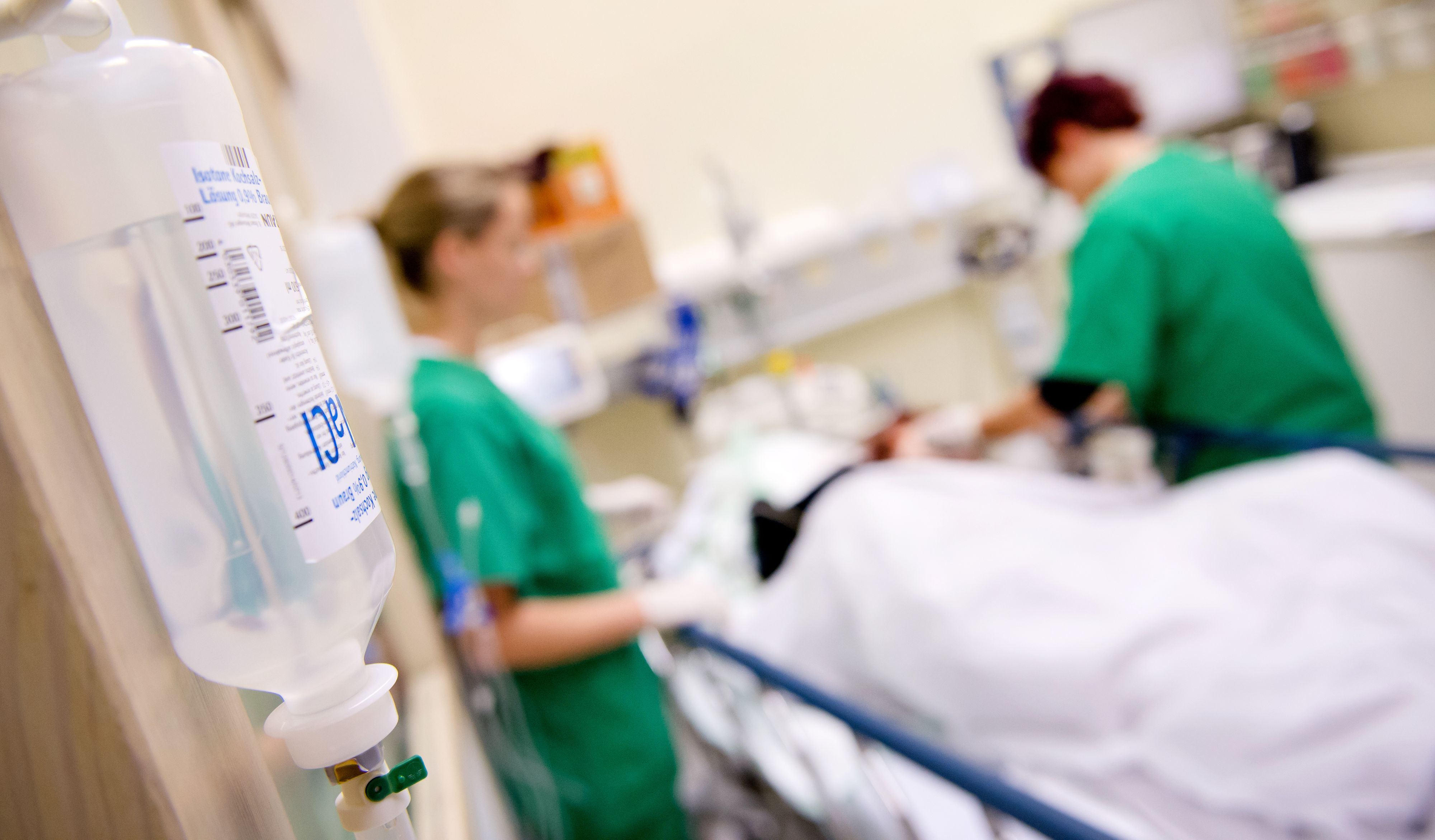 Medizinisches Personal versorgt in einem Krankenhaus einen Patienten. 30 Grad, 35 Grad, 40 Grad - unter der Rekordhitze litten die Patienten der rund 350 Krankenhäuser in NRW besonders. (Symbolfoto)