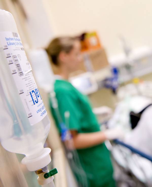 Medizinisches Personal versorgt in einem Krankenhaus einen Patienten. 30 Grad, 35 Grad, 40 Grad - unter der Rekordhitze litten die Patienten der rund 350 Krankenhäuser in NRW besonders. (Symbolfoto)