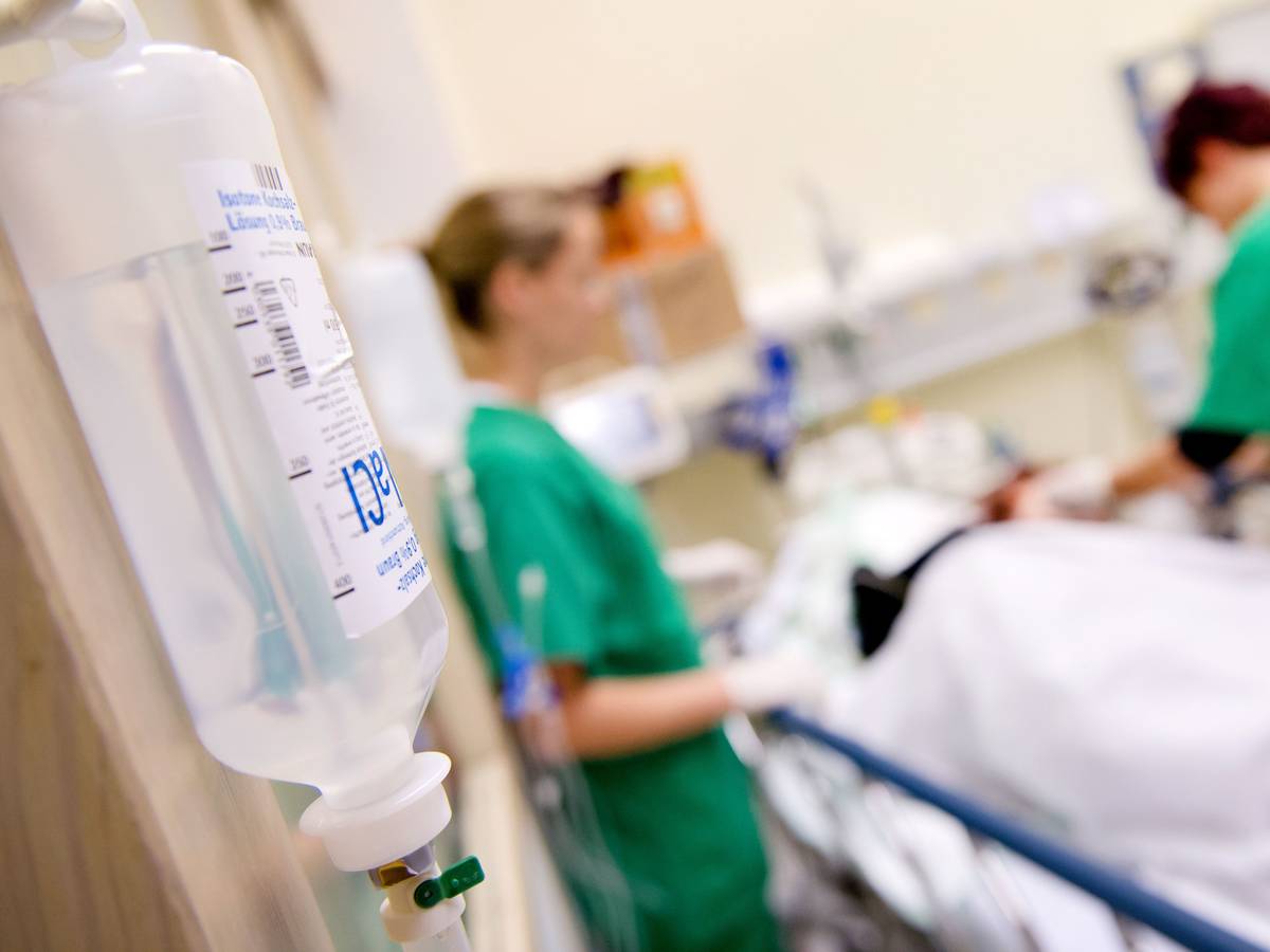 Medizinisches Personal versorgt in einem Krankenhaus einen Patienten. 30 Grad, 35 Grad, 40 Grad - unter der Rekordhitze litten die Patienten der rund 350 Krankenhäuser in NRW besonders. (Symbolfoto)